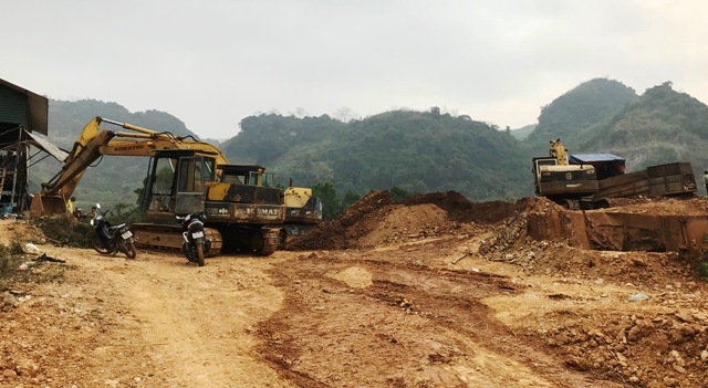 Hai chiếc máy xúc bị lập biên bản đình chỉ hoạt động do khai thác quặng barite trái phép tại điểm mỏ Hang Hờm, thôn Đồng Bèn