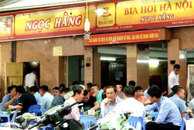 Nhiều quán bia hơi, nhà hàng thực hiện giãn cách chưa tốt theo chỉ đạo của UBND TP Hà Nội
