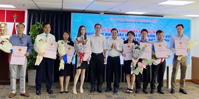 Sở Tài nguyên và Môi trường Thành phố Hồ Chí Minh đã tổ chức Lễ trao 1.000 sổ hồng của 16 dự án nhà ở trên địa bàn cho các doanh nghiệp