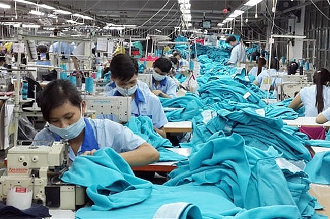 Các doanh nghiệp dệt may Việt Nam hiện chỉ nhận đơn hàng theo thông tin từng tháng, thậm chí từng tuần