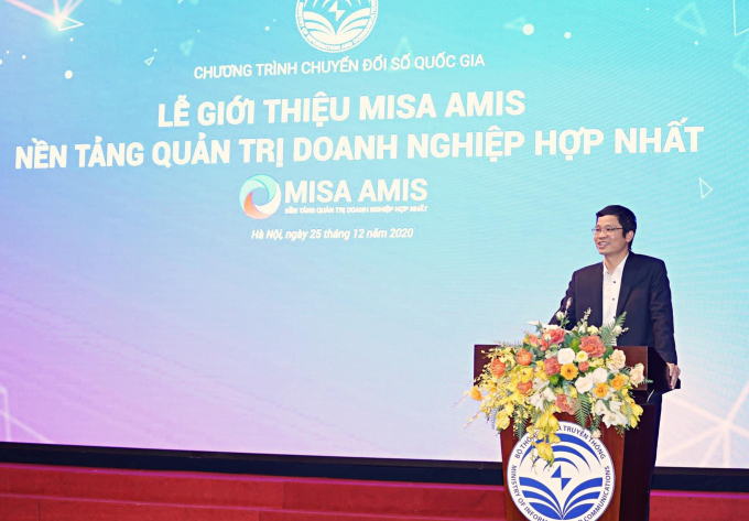 Ông Nguyễn Phú Tiến – Phó Cục trưởng Cục Tin học hóa, Bộ TT&TT chúc mừng đội ngũ MISA và khẳng định sự tin tưởng vào định hướng phát triển MISA AMIS