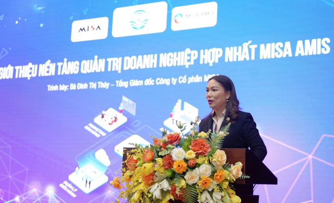 Bà Đinh Thị Thúy – Tổng Giám đốc MISA giới thiệu về nền tảng và khẳng định cam kết luôn đồng hành cùng các doanh nghiệp chuyển đổi số của đội ngũ gần 2.500 nhân sự MISA