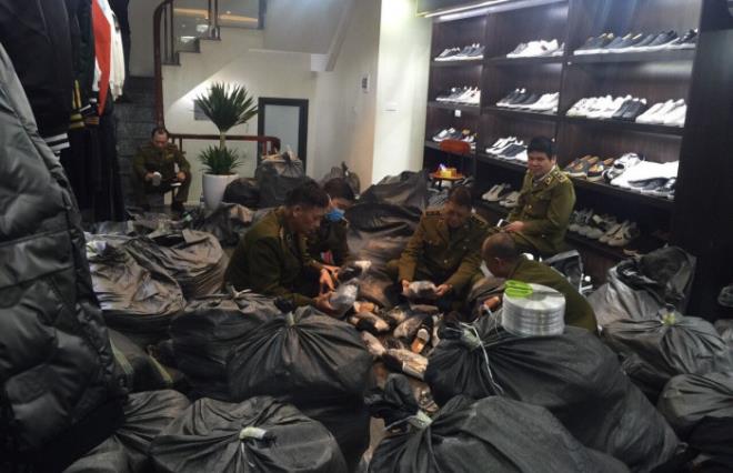 Số lượng lớn quần áo, giày dép, túi xách… giả mạo nhãn hiệu nổi tiếng tại “AE Shop Việt Nam