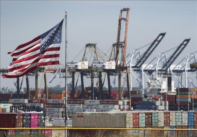 Hàng hóa từ Trung Quốc và các nước châu Á khác chờ bốc dỡ tại Cảng Los Angeles, bang California, Mỹ. Ảnh: AFP/TTXVN