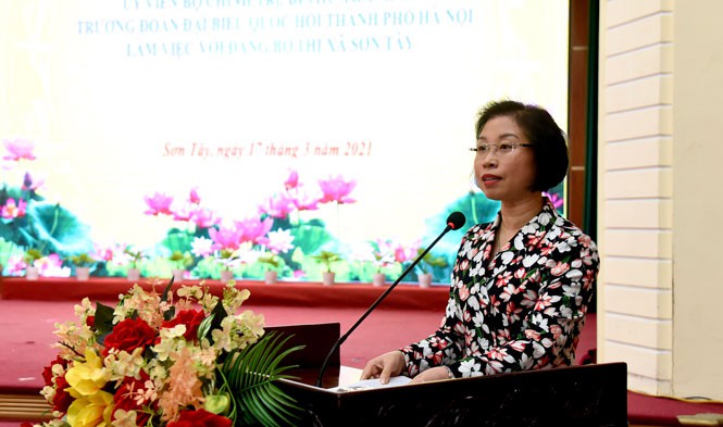 Bí thư Thị ủy Sơn Tây Phạm Thị Thanh Mai báo cáo tại buổi làm việc