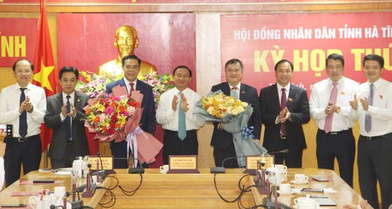 HĐND tỉnh Hà Tĩnh tặng hoa cho nguyên Chủ tịch và Tân chủ tịch UBND tỉnh Hà Tĩnh