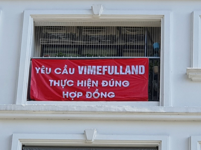 Hàng trăm hộ dân tại dự án bất động sản của VIMEFULLAND phân phối ở thị trấn Cầu Diễn (Nam Từ Liêm, Hà Nội) phản đối hành vi vi phạm hợp đồng