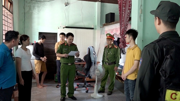 Lực lượng công an đọc lệnh giữ người trong trường hợp khẩn cấp đối với Võ Hữu Song. Ảnh CAQB