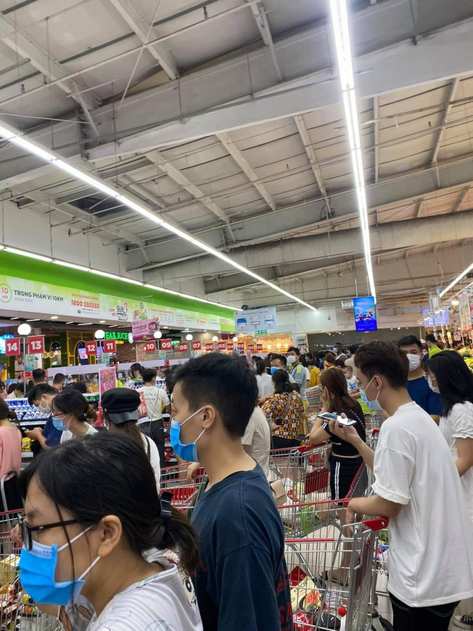 Siêu thị đông kịt người đến mua hàng sau thông tin Hà Nội người dân ở trong nhà, chỉ ra ngoài trong trường hợp thật sự cần thiết
