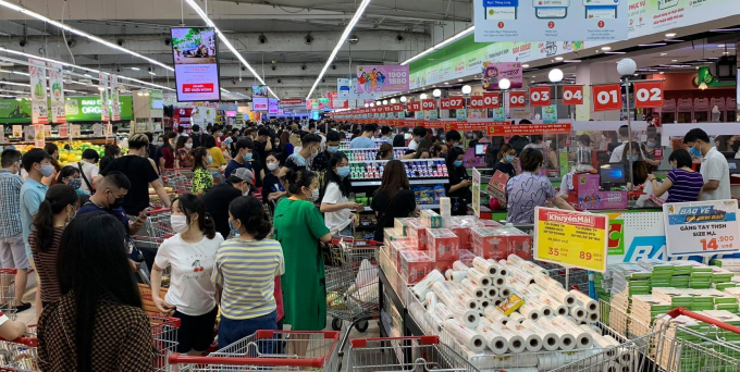 Hơn 21h tại các siêu thị vẫn còn rất đông người đến mua hàng