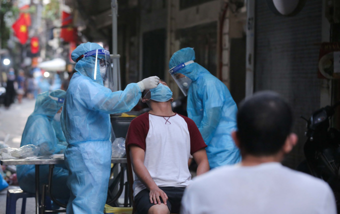 Lực lượng y tế lấy mẫu xét nghiệm SARS-CoV-2 cho người dân ở Hà Nội