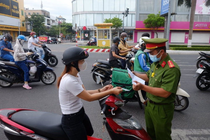 Lực lượng chức năng kiểm tra giấy tờ của người đi đường