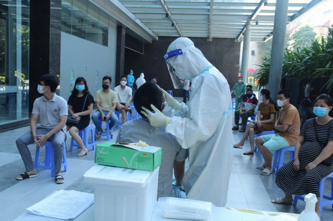 Nhân viên y tế lấy mẫu xét nghiệm cho người dân trên địa bàn quận Thanh Xuân.