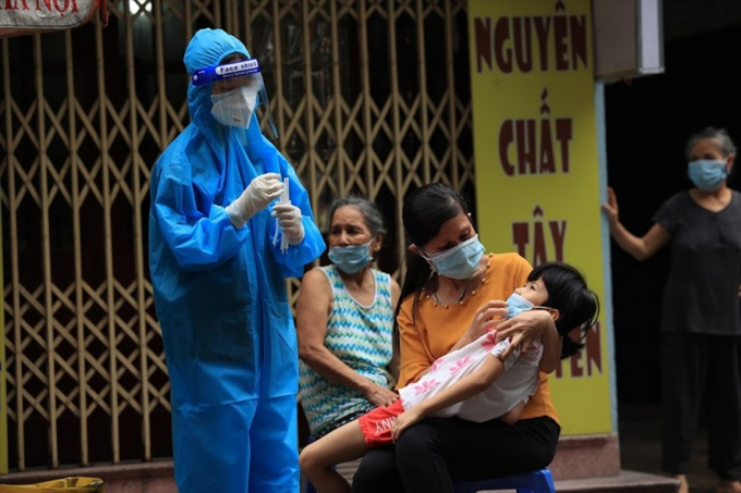 Nhân viên y tế lấy mẫu xét nghiệm Covid-19 cho người dân Hà Nội