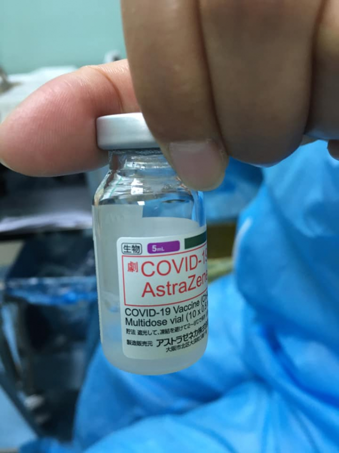 Tiêm vaccine COVID-19 AstraZeneca cho người dân ở Hà Nội.