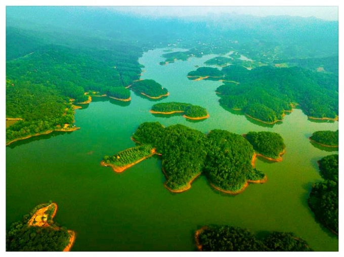 Hồ Khuôn Thần thuộc xã Kiên Lao, huyện Lục Ngạn được ví là Vịnh Hạ Long thu nhỏ của Bắc Giang.