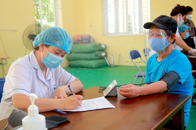 Người dân quận Nam Từ Liêm được khám sàng lọc trước khi tiêm vaccine Covid-19.