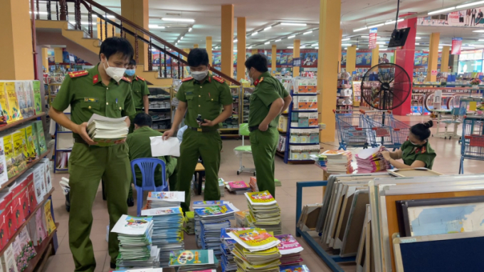 Cảnh sát kinh tế Công an tỉnh kiểm tra sách trong siêu thị Quảng Ngãi.
