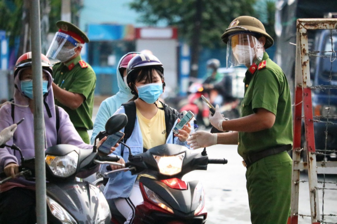 Người dân khi tham gia lưu thông sử dụng mã QR khai báo di chuyển.