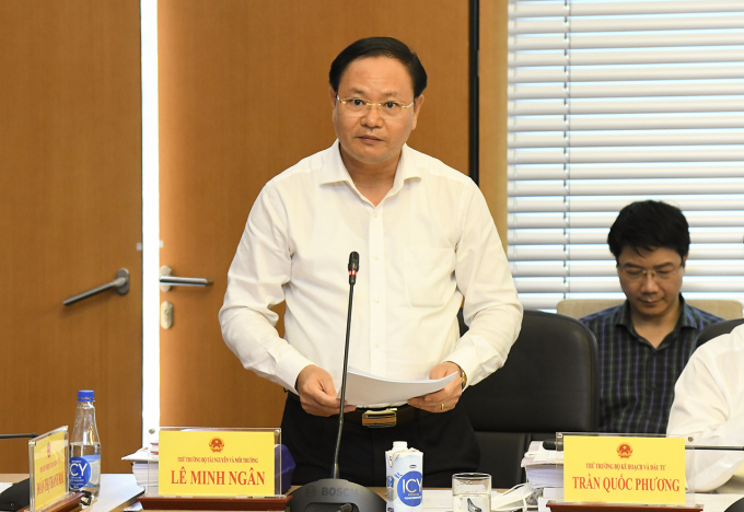 Thứ trưởng Bộ Tài nguyên và Môi trường Lê Minh Ngân trình bày Tờ trình của Chính phủ về Quy hoạch sử dụng đất quốc gia thời kỳ 2021-2030, tầm nhìn đến năm 2045 và Kế hoạch sử dụng đất 5 năm (2021-2025).