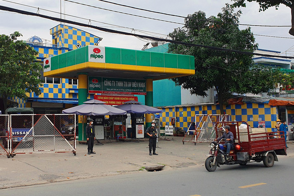 Lực lượng chức năng đang phong tỏa cây xăng trên đường Phạm Văn Chiêu, quận Gò Vấp, TP.HCM.