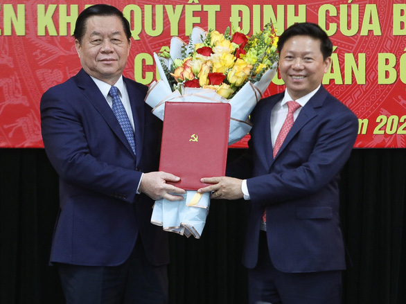 Ông Nguyễn Trọng Nghĩa, trưởng Ban Tuyên giáo trung ương, trao quyết định cho ông Trần Thanh Lâm.
