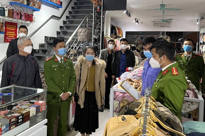 Công an TP Thanh Hóa thi hành lệnh khám xét shop thời trang Mai Hường (Ảnh: CATH).