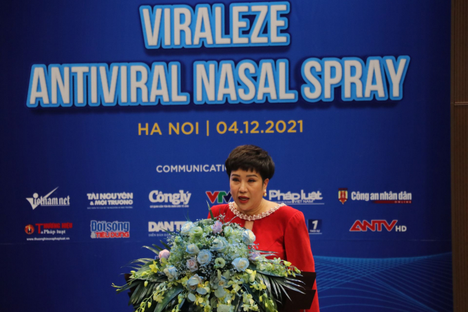 Bà Nguyễn Thu Trang đại diện Truyền thông của nhãn hàng bình xịt mũi Viraleze tại họp báo ra mắt sản phẩm.