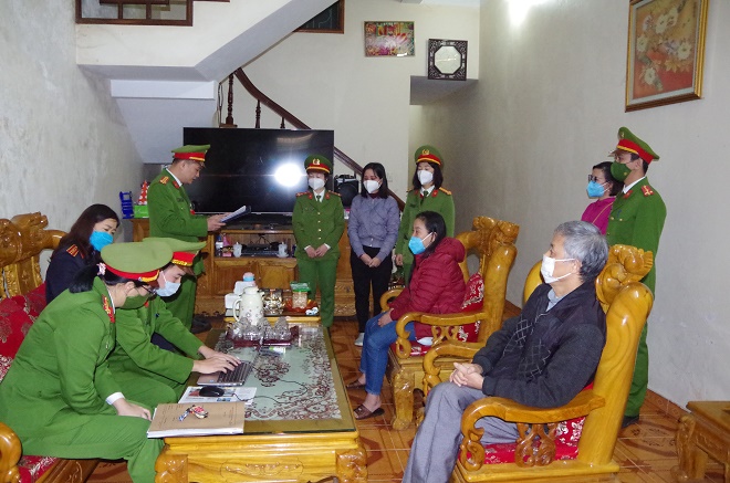 Cơ quan Cảnh sát điều tra đọc Lệnh bắt bị can để tạm giam đối với Nguyễn Thị Hồng Vân. Ảnh Công an Hà Giang