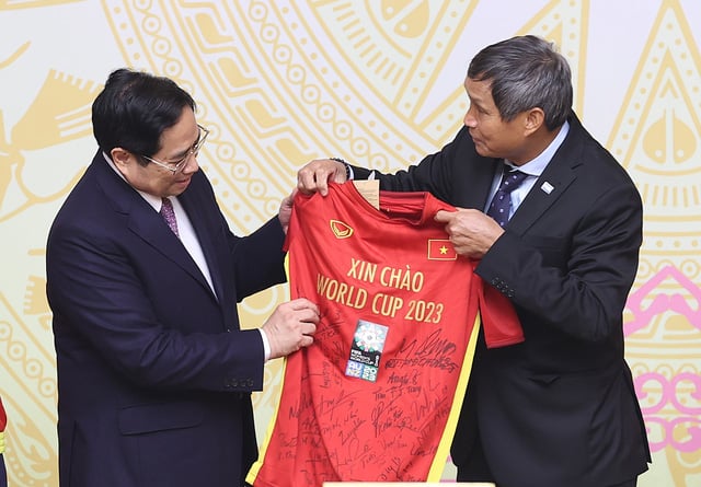 Huấn luyện viên Mai Đức Chung đại diện Đội bóng đá nữ Việt Nam tặng quà lưu niệm cho Thủ tướng Chính phủ.