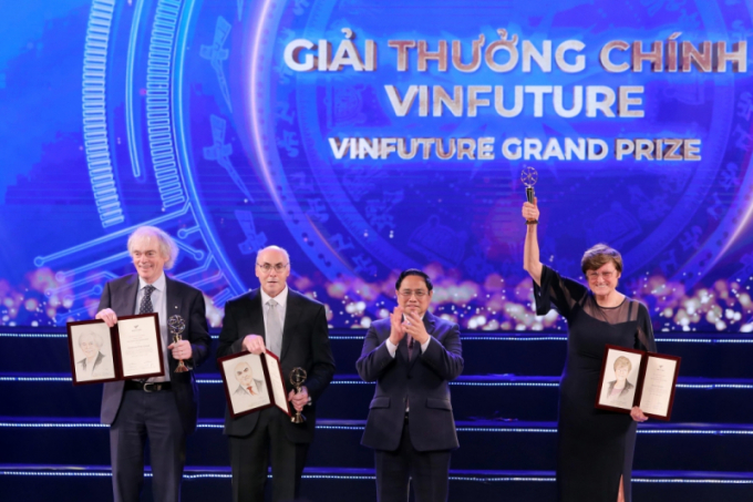 Thủ tướng Chính phủ Phạm Minh Chính trao giải cho các tác giả đoạt Giải thưởng Chính VinFuture 2021.