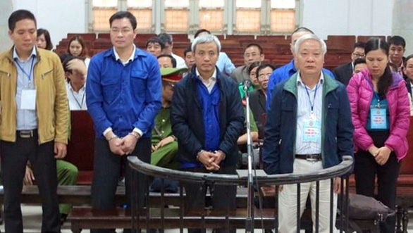 Ông Tạ Bá Long (ngoài cùng bìa phải) trong phiên tòa gây thiệt hại hơn 4.000 tỉ xét xử năm 2017 - Ảnh: GL