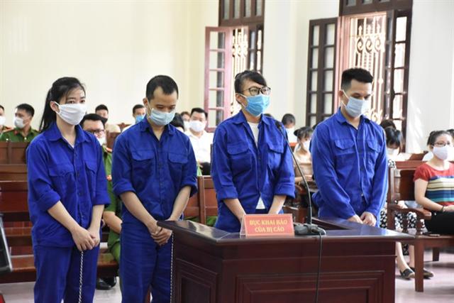 Bị cáo Trần Thị Kim Chi (thứ hai từ trái sang) - Cựu Giám đốc OceanBank Hải Phòng bị tuyên án tử hình (Ảnh: LT)