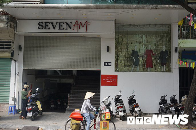 Cửa hàng chính của Seven.AM trên phố Tôn Đức Thắng đóng cửa với biển thông báo bảo trì.