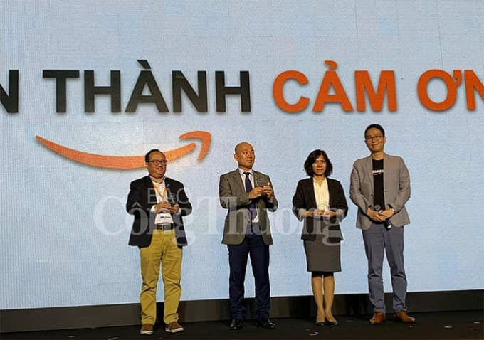 Đại diện Amazon Global Selling (ngoài cùng bên phải) công bố và cảm ơn sự hợp tác của bên thứ 3 gồm: Cục XTTM Bộ Công Thương, Hiệp hội TMĐT và Tập đoàn T&T trong việc thúc đẩy TMĐT xuyên biên giới