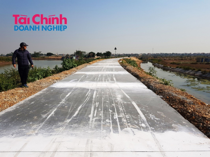 Dự án đê sông De - đoạn nằm trên địa bàn xã Hải Lộc, huyện Hậu Lộc (Thanh Hóa) có chiều dài 775 mét, được triển khai thi công từ ngày 25/02/2019, dự kiến hoàn thành vào 25/02/2020. Dự án có mức đầu tư gần 7 tỷ do Ban quản lý dự án huyện Hậu Lộc làm chủ đầu tư, đơn vị thi công là Công ty Công ty TNHH Khánh Nông có trụ sở tại xã Lộc Tân, huyện Hậu Lộc, tỉnh Thanh Hóa