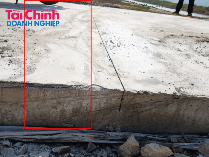 Người dân phản ánh mặt đê đổ bê tông chưa được 5 ngày đã xuất hiện nhiều vết gãy nứt