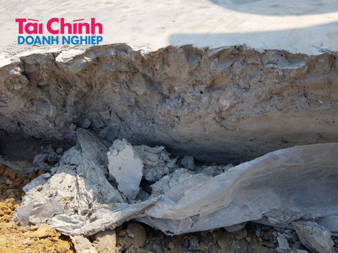 Hai bên đường đê nhiều đoạn bị rơi, có nhiều chỗ PV dùng tay lẩy văng được đá