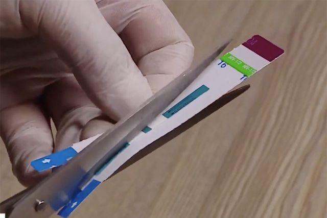 Bệnh viện ĐK SaintPaul bằng cách cắt đôi 1 que thử để dùng cho hai mẫu xét nghiệm HIV hoặc viêm gan B (ảnh cắt từ clip)