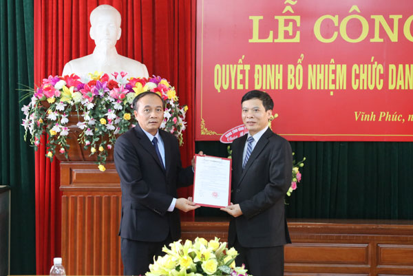 Chủ tịch UBND tỉnh Nguyễn Văn Trì trao quyết định bổ nhiệm Giám đốc Sở Y tế Nguyễn Thanh Hải