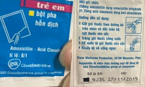 Gói thuốc Augmentin được y tá cấp phát cho con gái anh K.