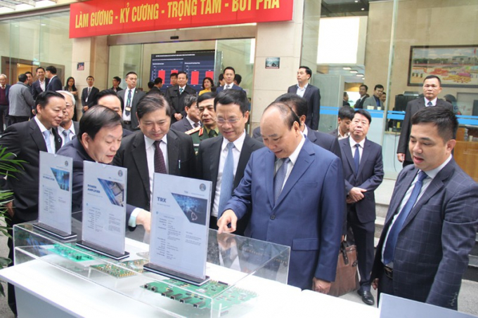 Thủ tướng Chính phủ Nguyễn Xuân Phúc và các đại biểu tham quan các sản phẩm trưng bày bên lề hội nghị. Ảnh Mic.gov