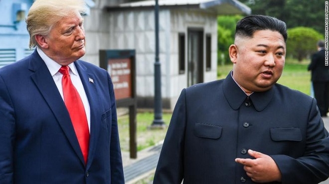 Tổng thống Mỹ Donald Trump và Chủ tịch Triều Tiên Kim Jong-un trong cuộc gặp ở khu phi quân sự liên Triều cuối tháng 6/2019. (Ảnh: Getty)