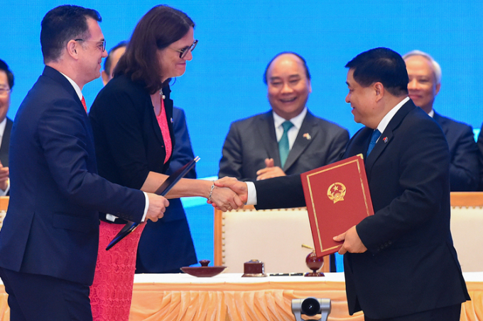 Cao uỷ Liên minh châu Âu Cecilia Malmstrom trao IPA cho Bộ trưởng Kế hoạch Đầu tư Nguyễn Chí Dũng sáng 30/6. Ảnh: Giang Huy.