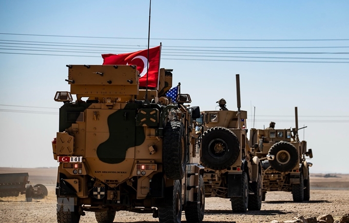 Xe quân sự của Mỹ và Thổ Nhĩ Kỳ tuần tra tại ngoại ô thị trấn Tal Abyad (Syria), giáp giới với Thổ Nhĩ Kỳ. (Ảnh: AFP/TTXVN)