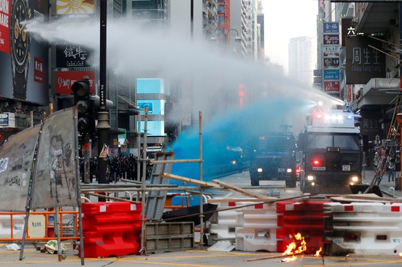 Cảnh sát phun vòi rồng và thuốc nhuộm khi áp sát một hàng rào của người biểu tình ngày 20/10. (Ảnh: Reuters)
