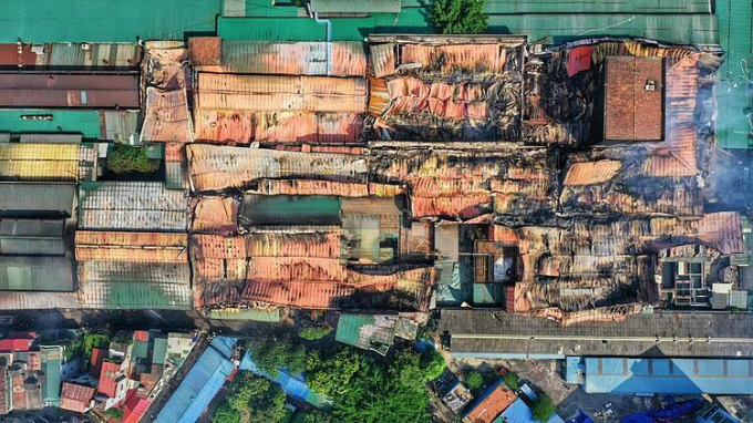 Khoảng 6.000 m2 nhà kho Rạng Đông đổ sập sau vụ cháy. Nhà kho nằm giữa khu dân cư đông đúc của quận Thanh Xuân. Ảnh: Ngọc Thành.