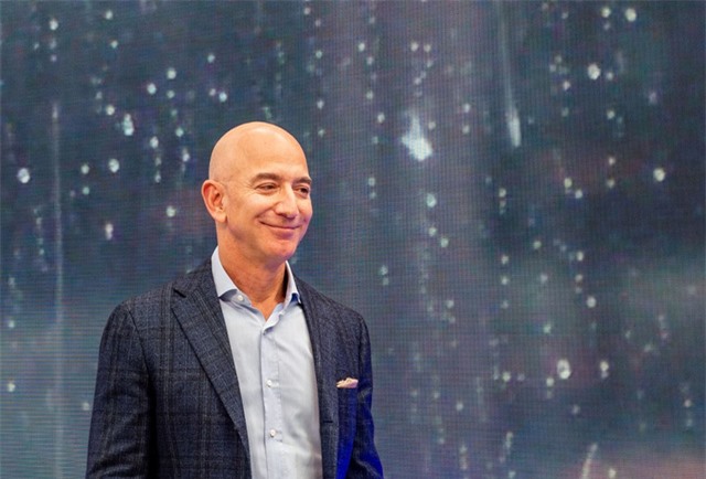Đầu năm 2019, Jeff Bezos và vợ MacKenzie tuyên bố ly hôn sau 25 năm chung sống. Là một phần của thỏa thuận ly hôn, người sáng lập và CEO Amazon, Bezos đã chuyển 25% cổ phần của ông trong công ty cho MacKenzie – người hiện sở hữu khoảng 4% cổ phần của gã khổng lồ thương mại điện tử. Sau khi việc chuyển nhượng hoàn tất vào tháng 7, Forbes tính toán rằng giá trị tài sản ròng của Bezos đã giảm 36,8 tỷ USD. Sau đó, nhờ giá cổ phiếu Amazon đi lên, tài sản của Bezos đã tăng trở lại. (Ảnh:Getty Images)