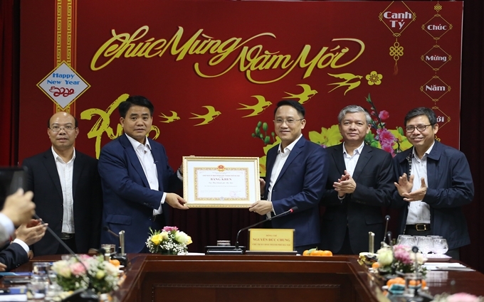 Chủ tịch UBND TP Hà Nội Nguyễn Đức Chung tặng Bằng khen cho Cục Thuế Hà Nội vì có thành tích xuất sắc trong năm 2019.