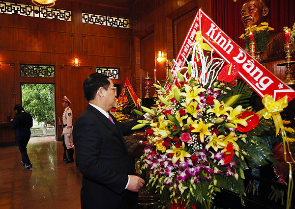 Phó Thủ tướng Vương Đình Huệ dâng hương tưởng niệm Chủ tịch Hồ Chí Minh tại khu di tích Kim Liên. (Ảnh: Thành Chung)